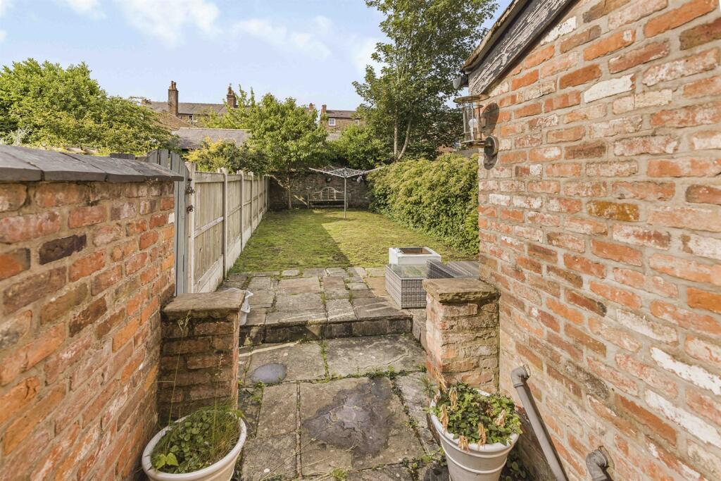 3 bedroom terraced house for sale in Elm Road, Hale, Altrincham, WA15